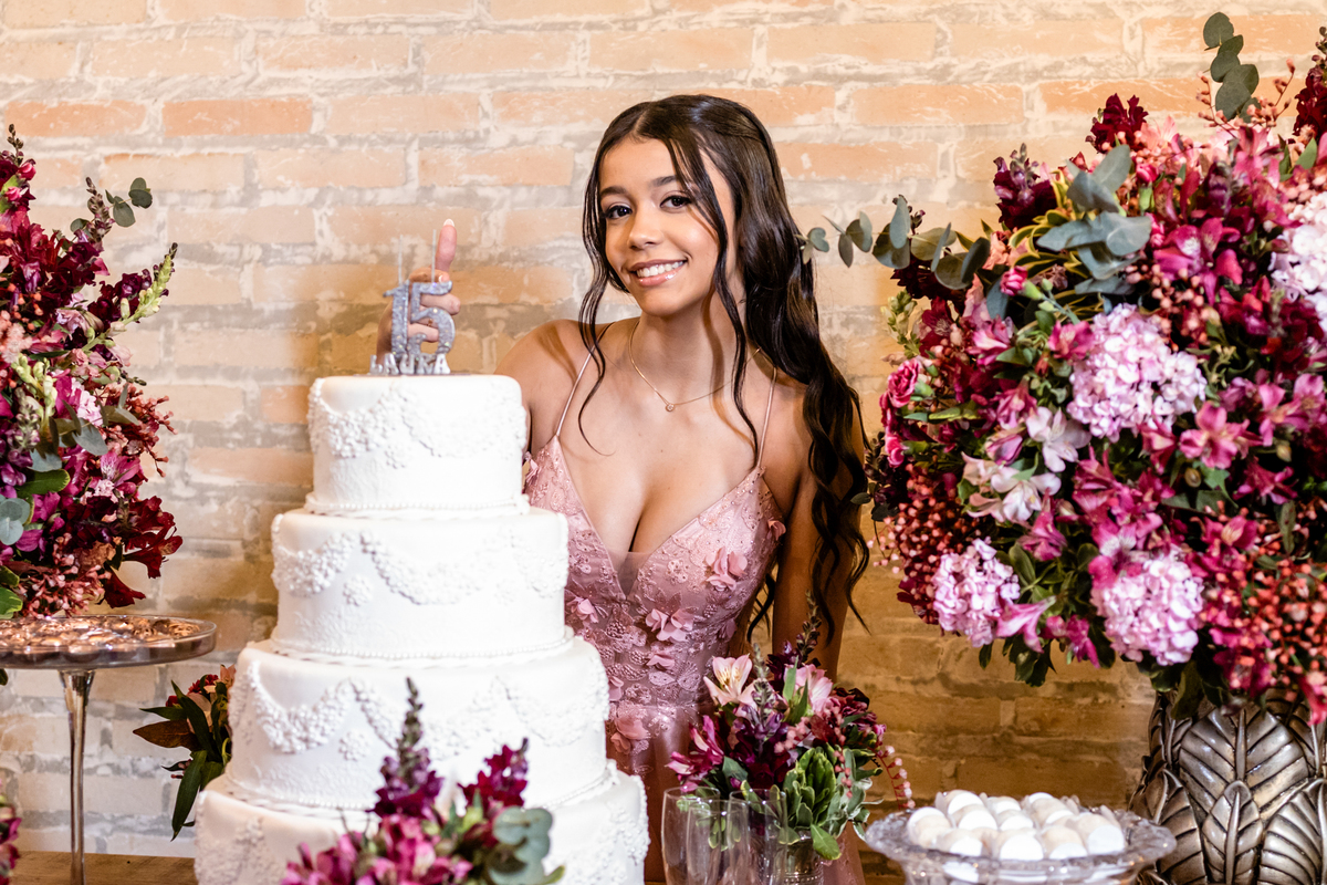 15anos, debutante, festade15anos, xvanos, decoracaode15anos, festaglam, decoracaomoderna, neonparty, festasofisticada, fotografiadeeventos, eventos15anos, decoracaodebutante, partydecor, cenário, brilho, requinte, estilo, decoração, vestido, balada, cenár