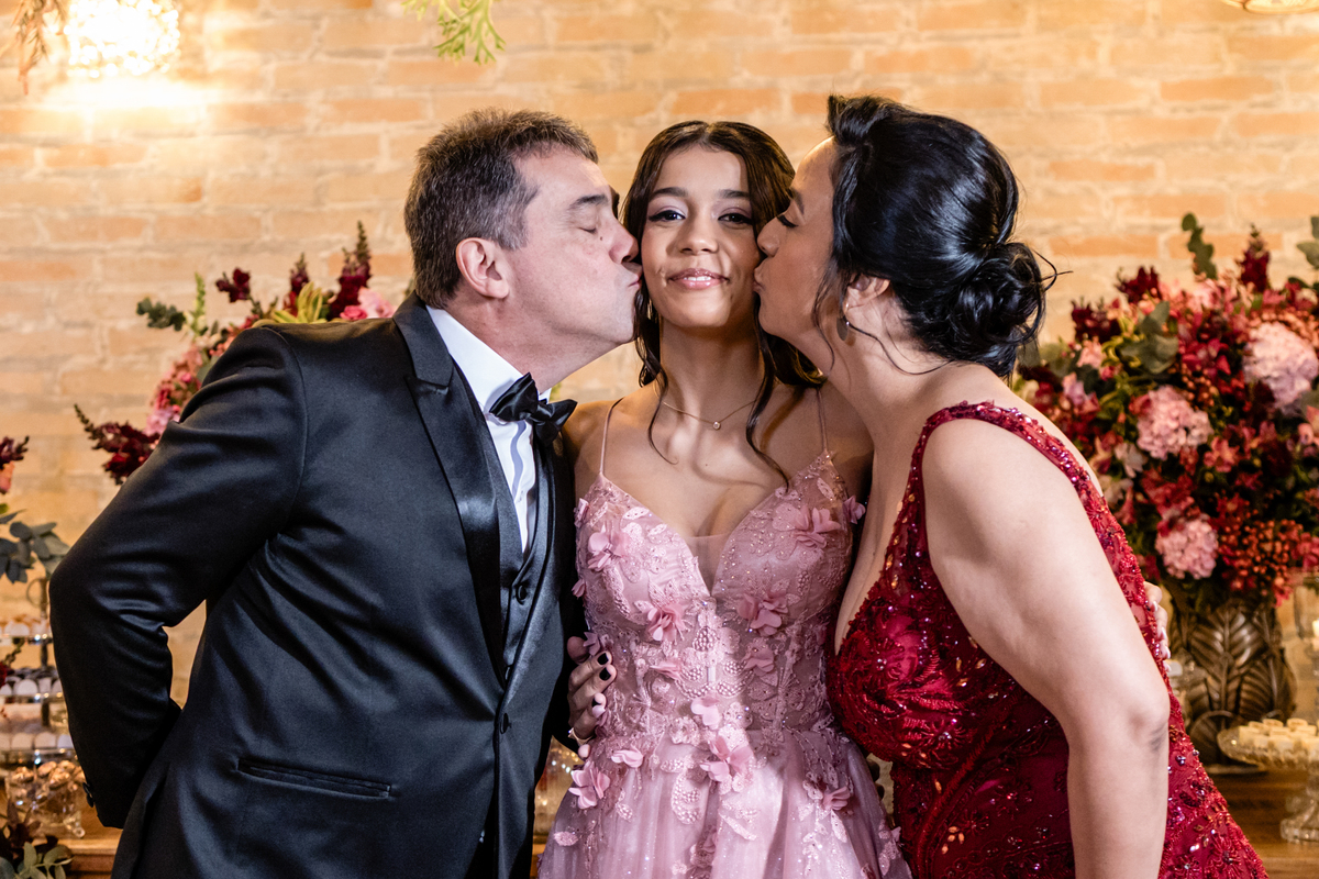 15anos, debutante, festade15anos, xvanos, decoracaode15anos, festaglam, decoracaomoderna, neonparty, festasofisticada, fotografiadeeventos, eventos15anos, decoracaodebutante, partydecor, cenário, brilho, requinte, estilo, decoração, vestido, balada, cenár