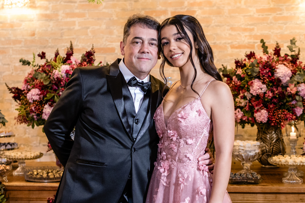 15anos, debutante, festade15anos, xvanos, decoracaode15anos, festaglam, decoracaomoderna, neonparty, festasofisticada, fotografiadeeventos, eventos15anos, decoracaodebutante, partydecor, cenário, brilho, requinte, estilo, decoração, vestido, balada, cenár