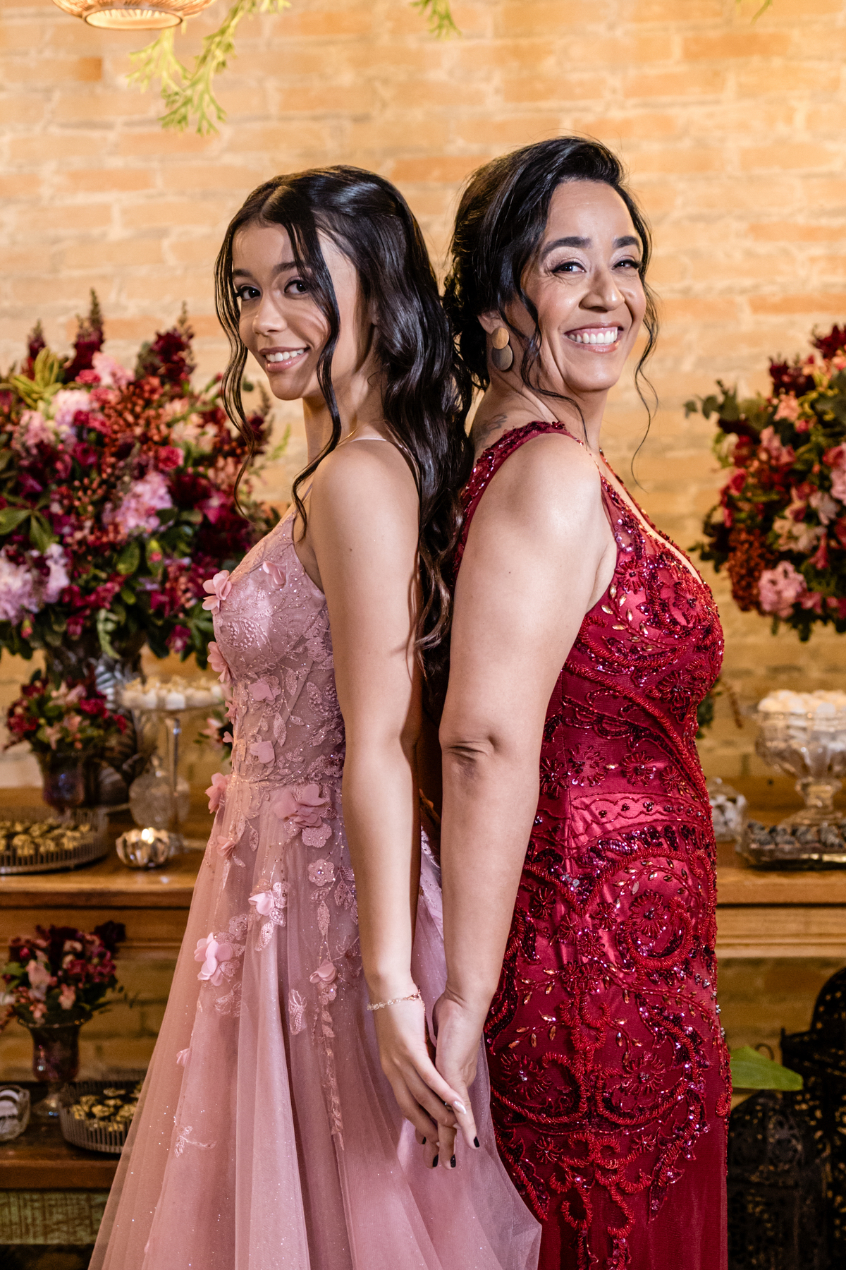 15anos, debutante, festade15anos, xvanos, decoracaode15anos, festaglam, decoracaomoderna, neonparty, festasofisticada, fotografiadeeventos, eventos15anos, decoracaodebutante, partydecor, cenário, brilho, requinte, estilo, decoração, vestido, balada, cenár