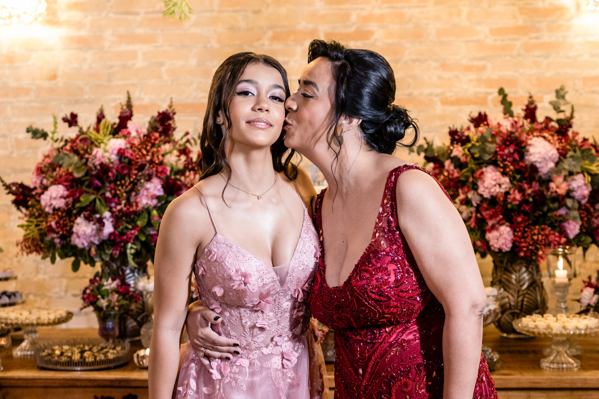 15anos, debutante, festade15anos, xvanos, decoracaode15anos, festaglam, decoracaomoderna, neonparty, festasofisticada, fotografiadeeventos, eventos15anos, decoracaodebutante, partydecor, cenário, brilho, requinte, estilo, decoração, vestido, balada, cenár