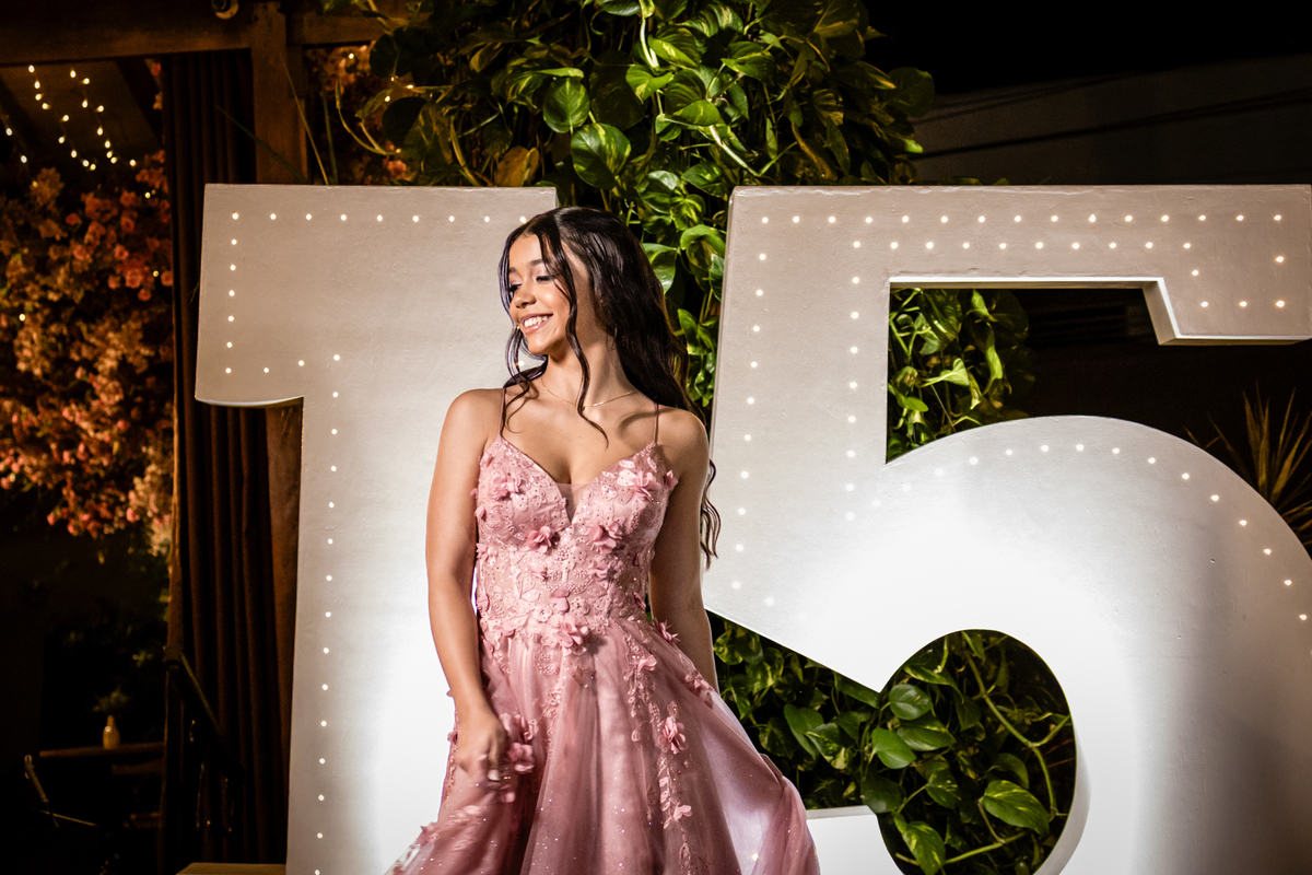 15anos, debutante, festade15anos, xvanos, decoracaode15anos, festaglam, decoracaomoderna, neonparty, festasofisticada, fotografiadeeventos, eventos15anos, decoracaodebutante, partydecor, cenário, brilho, requinte, estilo, decoração, vestido, balada, cenár