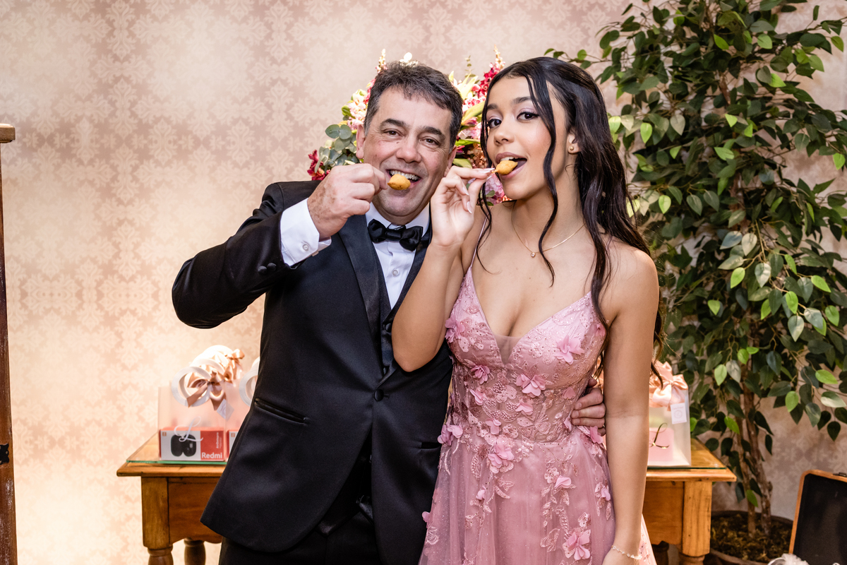 15anos, debutante, festade15anos, xvanos, decoracaode15anos, festaglam, decoracaomoderna, neonparty, festasofisticada, fotografiadeeventos, eventos15anos, decoracaodebutante, partydecor, cenário, brilho, requinte, estilo, decoração, vestido, balada, cenár