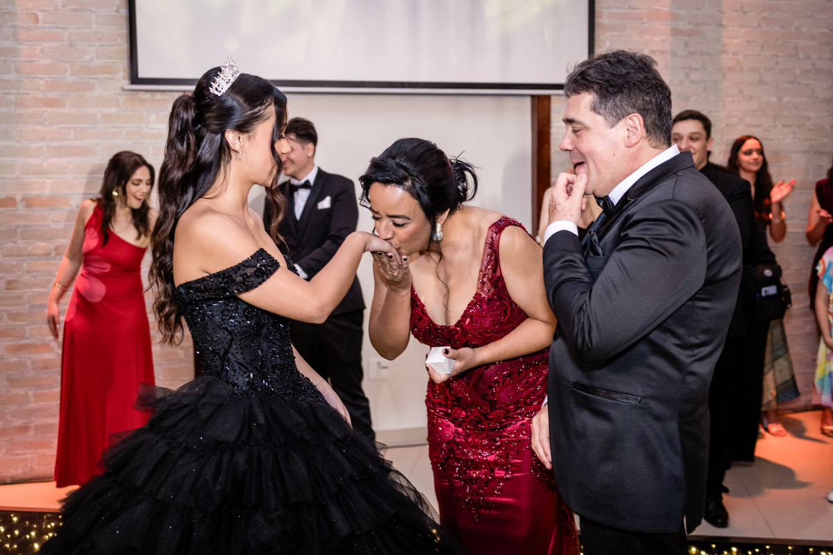 15anos, debutante, festade15anos, xvanos, decoracaode15anos, festaglam, decoracaomoderna, neonparty, festasofisticada, fotografiadeeventos, eventos15anos, decoracaodebutante, partydecor, cenário, brilho, requinte, estilo, decoração, vestido, balada, cenár