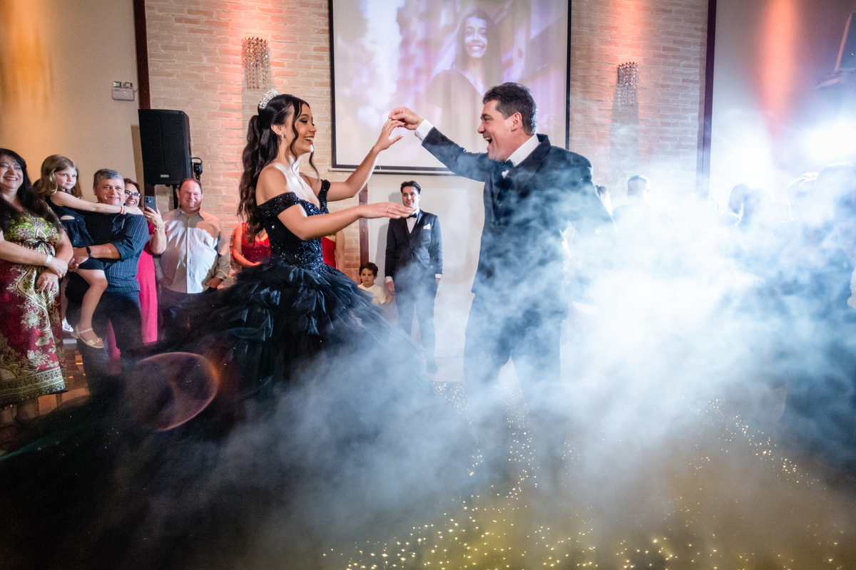 15anos, debutante, festade15anos, xvanos, decoracaode15anos, festaglam, decoracaomoderna, neonparty, festasofisticada, fotografiadeeventos, eventos15anos, decoracaodebutante, partydecor, cenário, brilho, requinte, estilo, decoração, vestido, balada, cenár