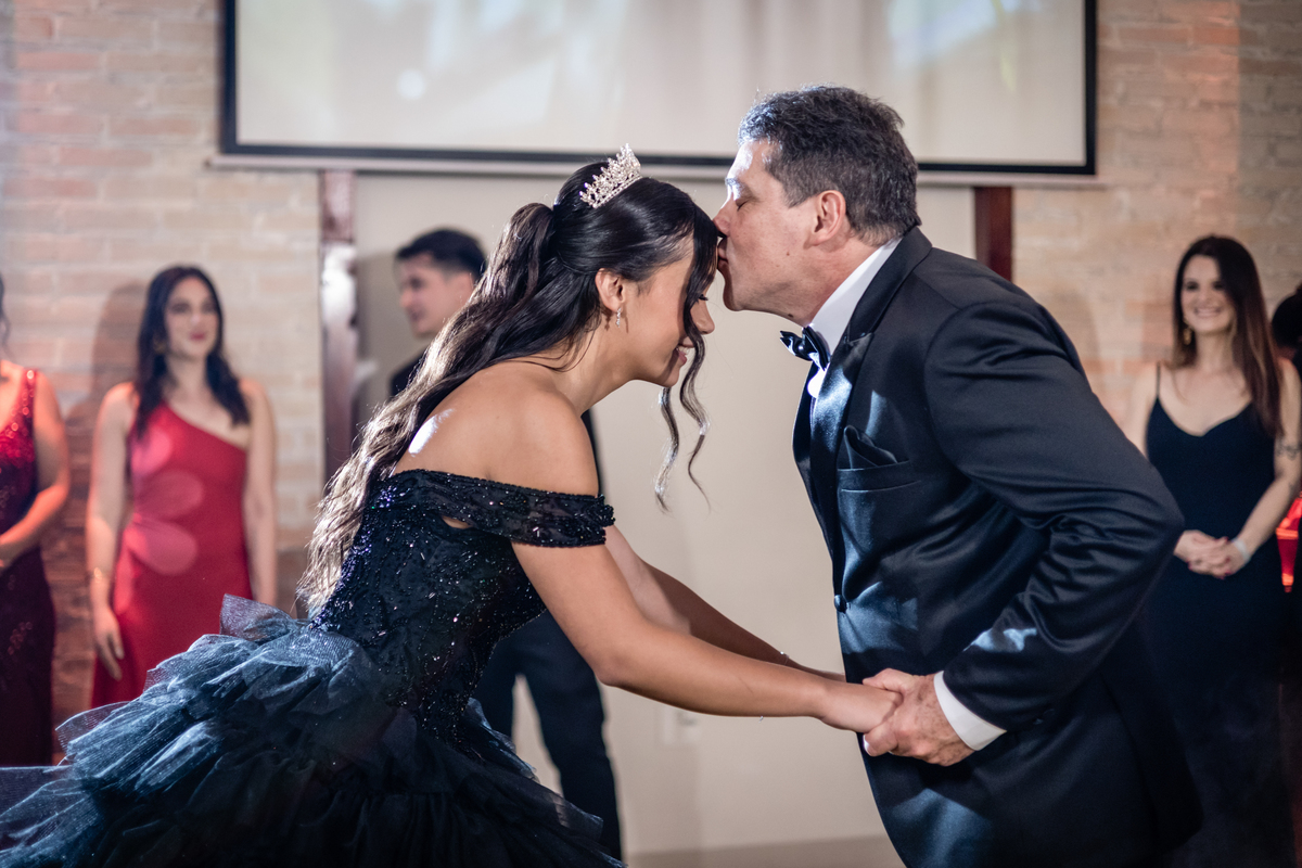 15anos, debutante, festade15anos, xvanos, decoracaode15anos, festaglam, decoracaomoderna, neonparty, festasofisticada, fotografiadeeventos, eventos15anos, decoracaodebutante, partydecor, cenário, brilho, requinte, estilo, decoração, vestido, balada, cenár