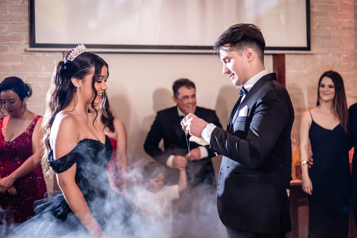 15anos, debutante, festade15anos, xvanos, decoracaode15anos, festaglam, decoracaomoderna, neonparty, festasofisticada, fotografiadeeventos, eventos15anos, decoracaodebutante, partydecor, cenário, brilho, requinte, estilo, decoração, vestido, balada, cenár