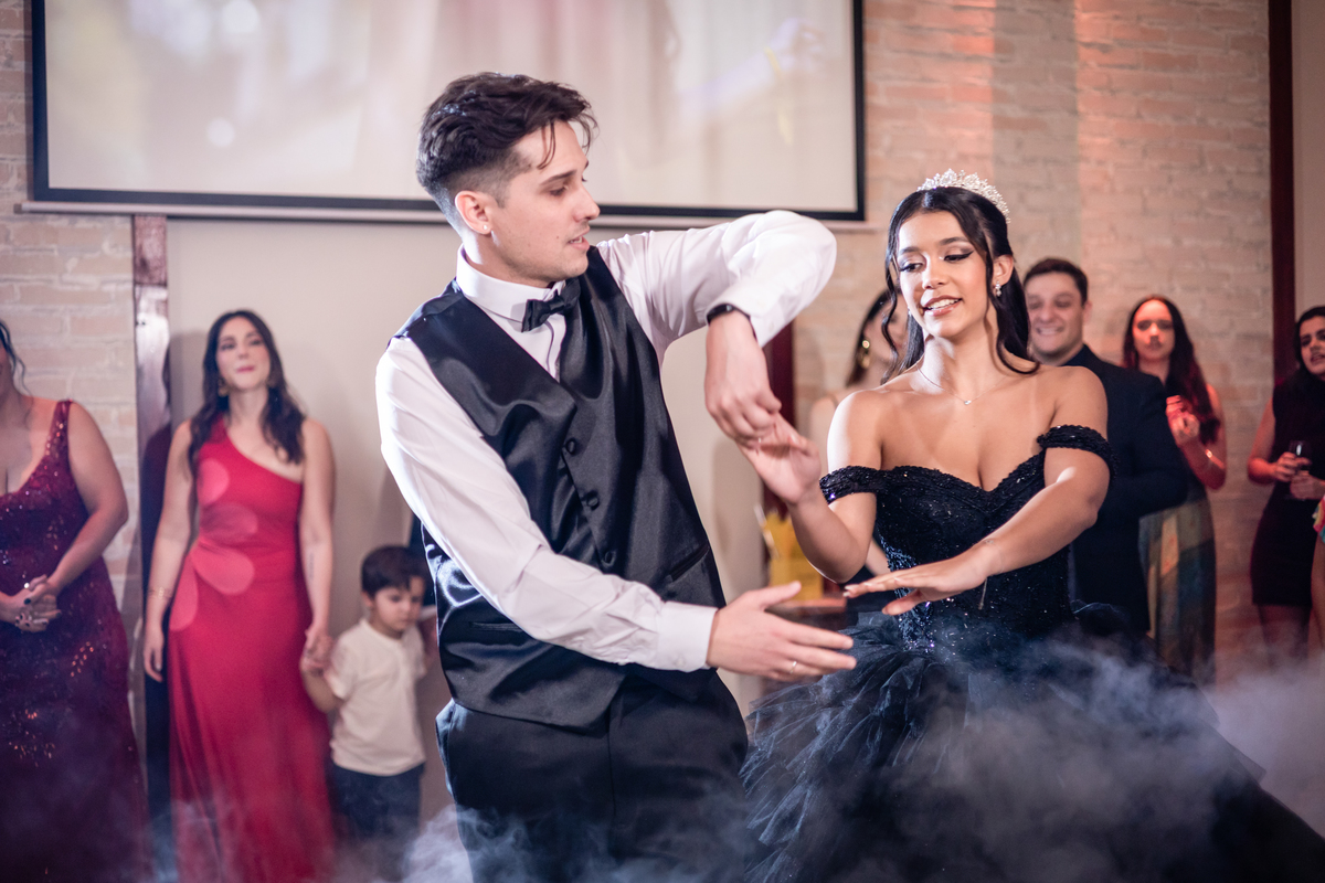 15anos, debutante, festade15anos, xvanos, decoracaode15anos, festaglam, decoracaomoderna, neonparty, festasofisticada, fotografiadeeventos, eventos15anos, decoracaodebutante, partydecor, cenário, brilho, requinte, estilo, decoração, vestido, balada, cenár