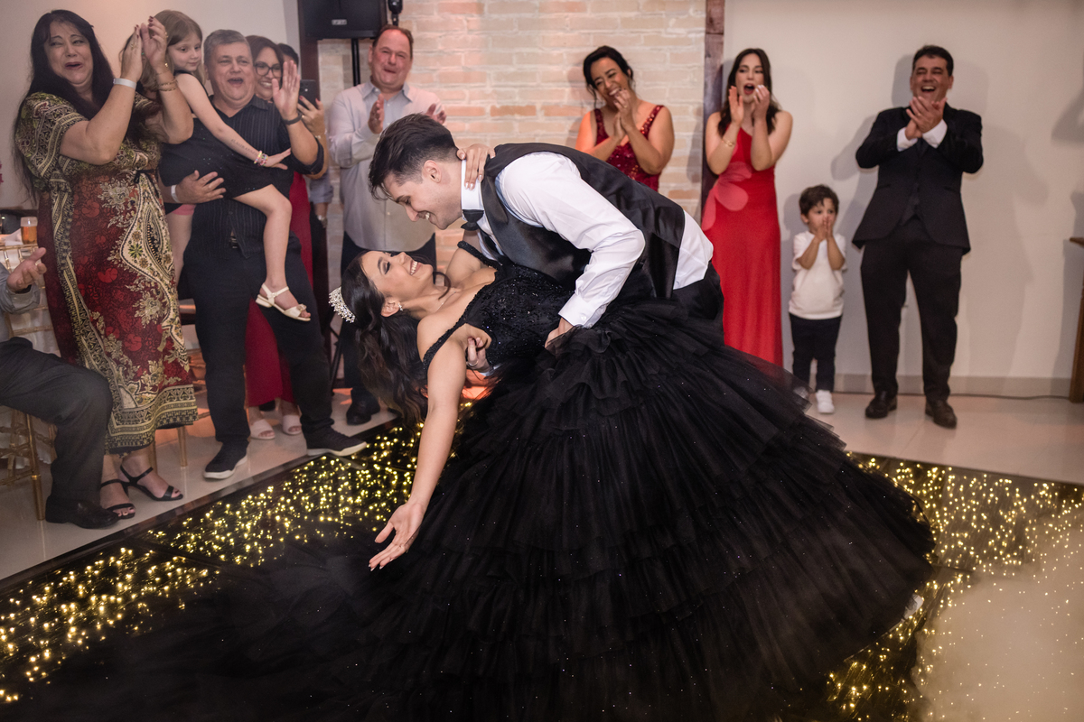 15anos, debutante, festade15anos, xvanos, decoracaode15anos, festaglam, decoracaomoderna, neonparty, festasofisticada, fotografiadeeventos, eventos15anos, decoracaodebutante, partydecor, cenário, brilho, requinte, estilo, decoração, vestido, balada, cenár