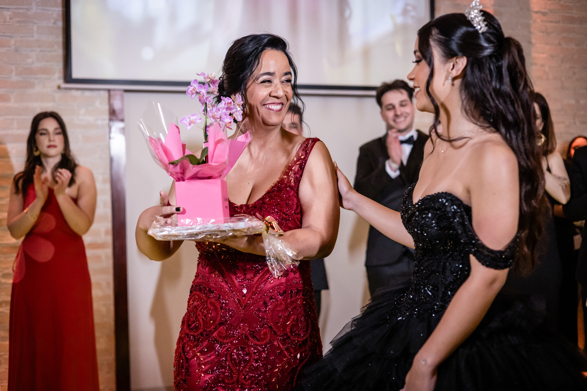 15anos, debutante, festade15anos, xvanos, decoracaode15anos, festaglam, decoracaomoderna, neonparty, festasofisticada, fotografiadeeventos, eventos15anos, decoracaodebutante, partydecor, cenário, brilho, requinte, estilo, decoração, vestido, balada, cenár