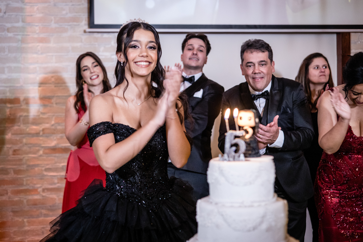 15anos, debutante, festade15anos, xvanos, decoracaode15anos, festaglam, decoracaomoderna, neonparty, festasofisticada, fotografiadeeventos, eventos15anos, decoracaodebutante, partydecor, cenário, brilho, requinte, estilo, decoração, vestido, balada, cenár