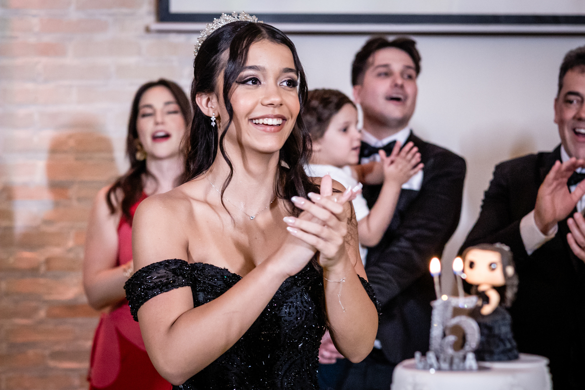 15anos, debutante, festade15anos, xvanos, decoracaode15anos, festaglam, decoracaomoderna, neonparty, festasofisticada, fotografiadeeventos, eventos15anos, decoracaodebutante, partydecor, cenário, brilho, requinte, estilo, decoração, vestido, balada, cenár