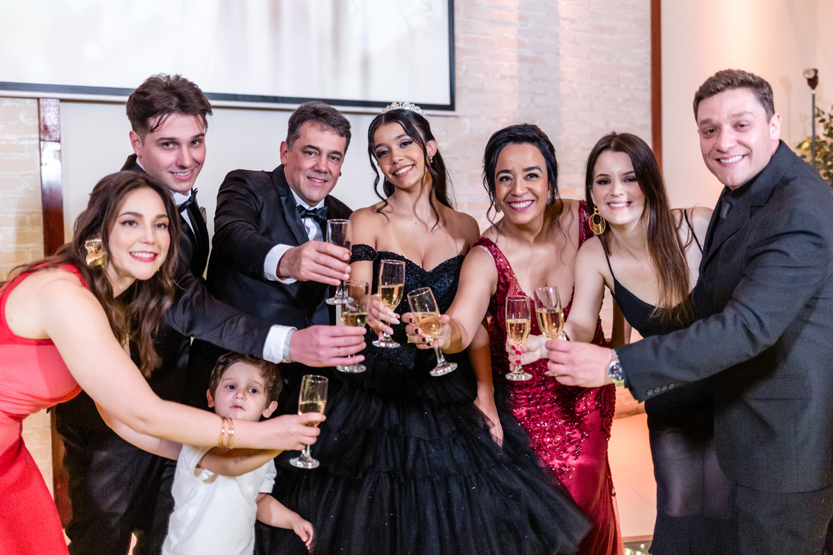 15anos, debutante, festade15anos, xvanos, decoracaode15anos, festaglam, decoracaomoderna, neonparty, festasofisticada, fotografiadeeventos, eventos15anos, decoracaodebutante, partydecor, cenário, brilho, requinte, estilo, decoração, vestido, balada, cenár