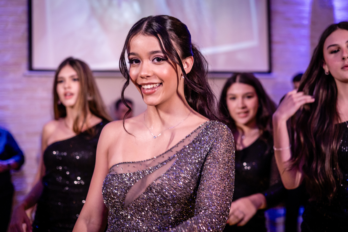 15anos, debutante, festade15anos, xvanos, decoracaode15anos, festaglam, decoracaomoderna, neonparty, festasofisticada, fotografiadeeventos, eventos15anos, decoracaodebutante, partydecor, cenário, brilho, requinte, estilo, decoração, vestido, balada, cenár