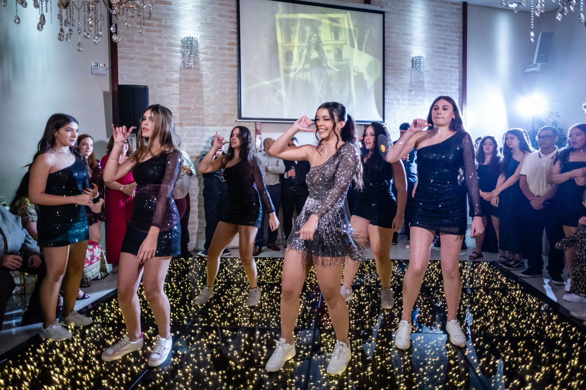 15anos, debutante, festade15anos, xvanos, decoracaode15anos, festaglam, decoracaomoderna, neonparty, festasofisticada, fotografiadeeventos, eventos15anos, decoracaodebutante, partydecor, cenário, brilho, requinte, estilo, decoração, vestido, balada, cenár