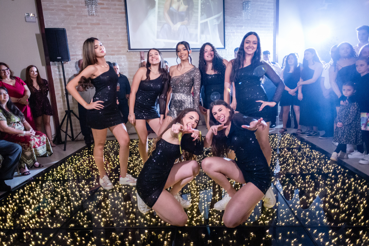 15anos, debutante, festade15anos, xvanos, decoracaode15anos, festaglam, decoracaomoderna, neonparty, festasofisticada, fotografiadeeventos, eventos15anos, decoracaodebutante, partydecor, cenário, brilho, requinte, estilo, decoração, vestido, balada, cenár