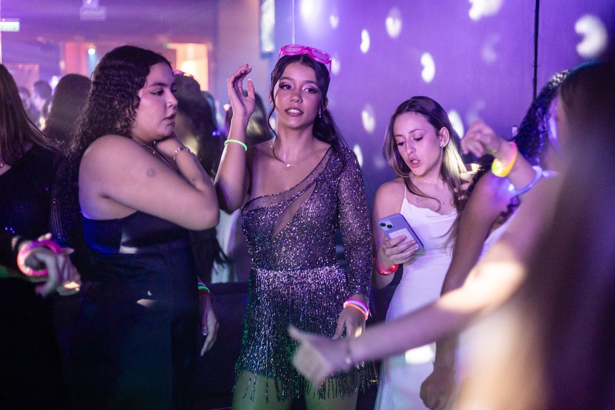 15anos, debutante, festade15anos, xvanos, decoracaode15anos, festaglam, decoracaomoderna, neonparty, festasofisticada, fotografiadeeventos, eventos15anos, decoracaodebutante, partydecor, cenário, brilho, requinte, estilo, decoração, vestido, balada, cenár