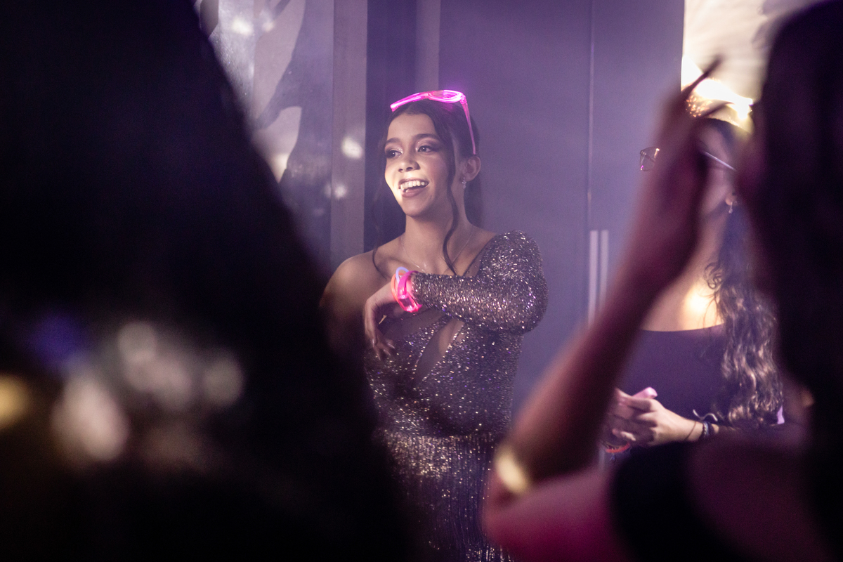 15anos, debutante, festade15anos, xvanos, decoracaode15anos, festaglam, decoracaomoderna, neonparty, festasofisticada, fotografiadeeventos, eventos15anos, decoracaodebutante, partydecor, cenário, brilho, requinte, estilo, decoração, vestido, balada, cenár