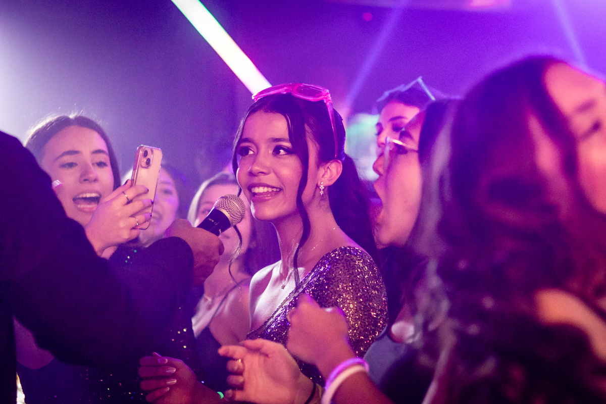 15anos, debutante, festade15anos, xvanos, decoracaode15anos, festaglam, decoracaomoderna, neonparty, festasofisticada, fotografiadeeventos, eventos15anos, decoracaodebutante, partydecor, cenário, brilho, requinte, estilo, decoração, vestido, balada, cenár