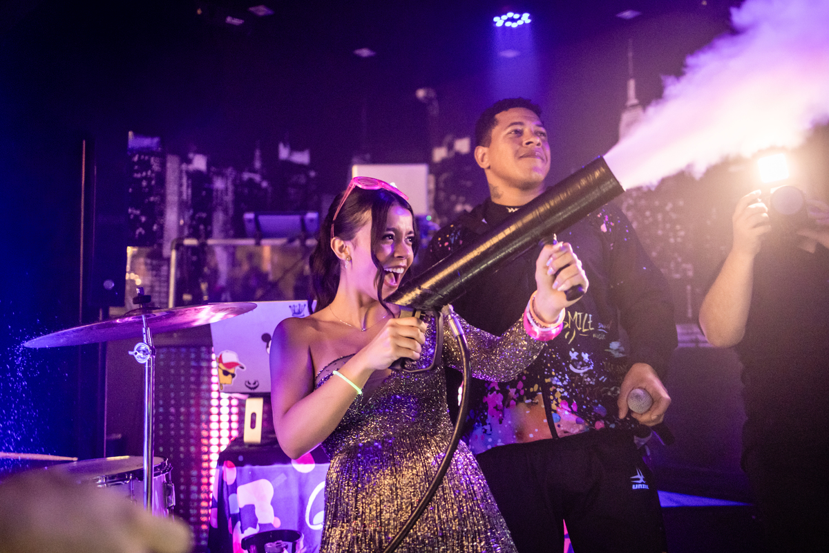 15anos, debutante, festade15anos, xvanos, decoracaode15anos, festaglam, decoracaomoderna, neonparty, festasofisticada, fotografiadeeventos, eventos15anos, decoracaodebutante, partydecor, cenário, brilho, requinte, estilo, decoração, vestido, balada, cenár