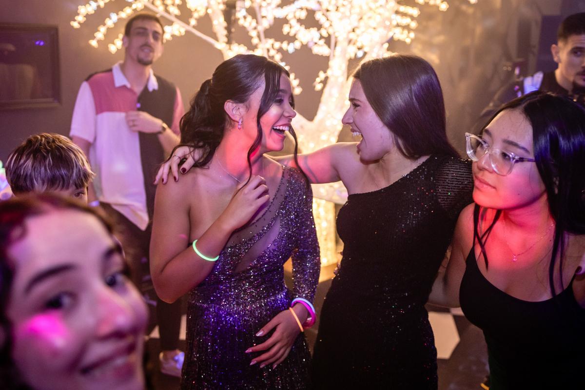 15anos, debutante, festade15anos, xvanos, decoracaode15anos, festaglam, decoracaomoderna, neonparty, festasofisticada, fotografiadeeventos, eventos15anos, decoracaodebutante, partydecor, cenário, brilho, requinte, estilo, decoração, vestido, balada, cenár