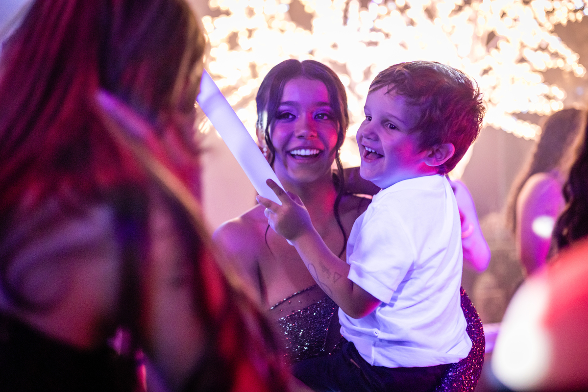 15anos, debutante, festade15anos, xvanos, decoracaode15anos, festaglam, decoracaomoderna, neonparty, festasofisticada, fotografiadeeventos, eventos15anos, decoracaodebutante, partydecor, cenário, brilho, requinte, estilo, decoração, vestido, balada, cenár