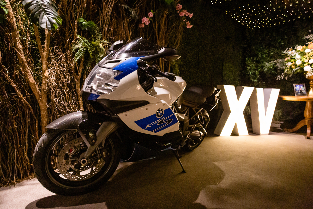 15anos, debutante, festade15anos, xvanos, decoracaode15anos, festaglam, decoracaomoderna, neonparty, festasofisticada, fotografiadeeventos, eventos15anos, decoracaodebutante, partydecor, cenário, brilho, requinte, estilo, decoração, vestido, balada, cenár