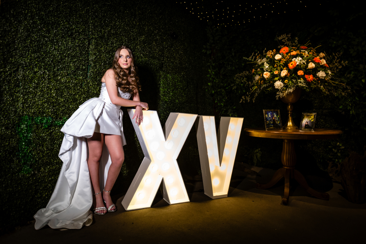 15anos, debutante, festade15anos, xvanos, decoracaode15anos, festaglam, decoracaomoderna, neonparty, festasofisticada, fotografiadeeventos, eventos15anos, decoracaodebutante, partydecor, cenário, brilho, requinte, estilo, decoração, vestido, balada, cenár