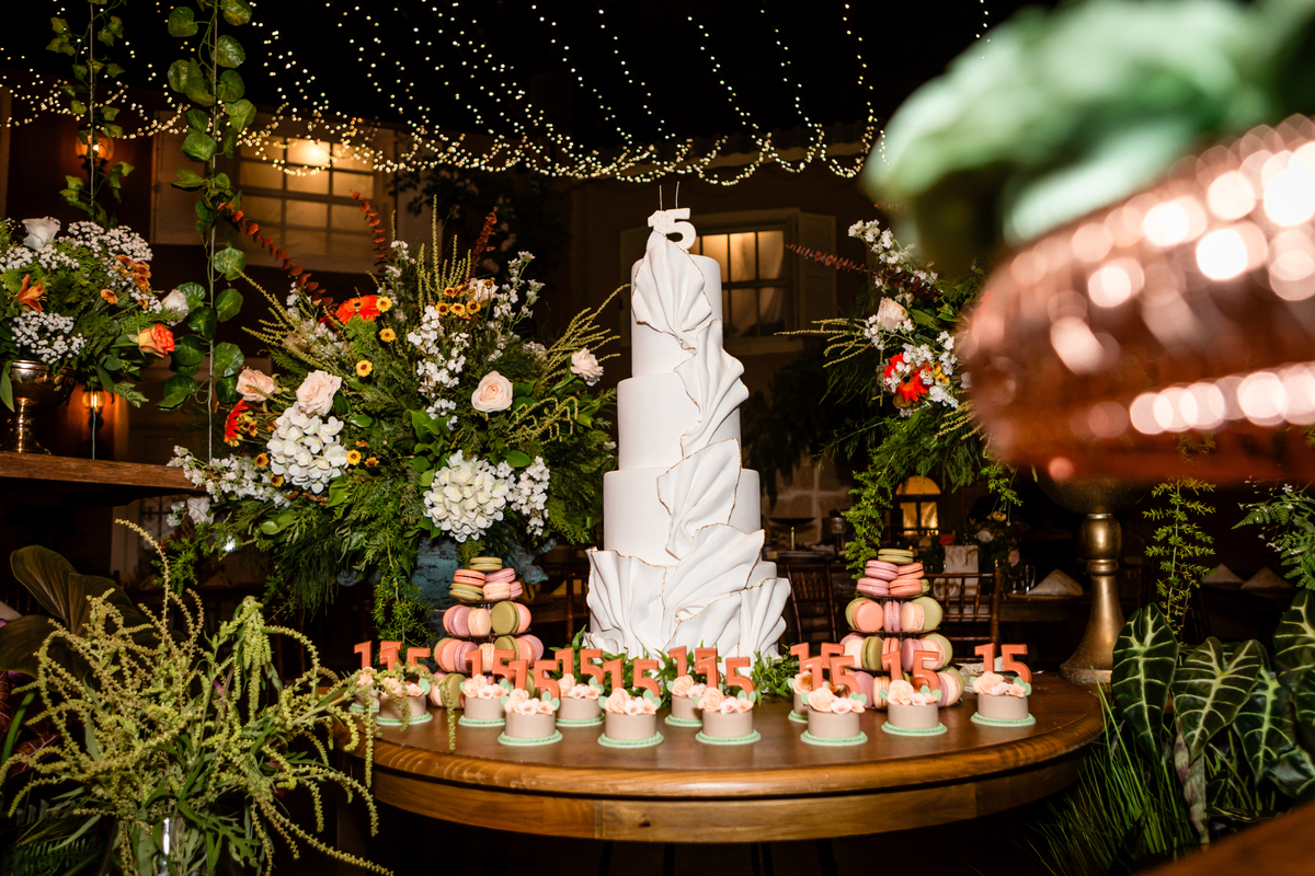 15anos, debutante, festade15anos, xvanos, decoracaode15anos, festaglam, decoracaomoderna, neonparty, festasofisticada, fotografiadeeventos, eventos15anos, decoracaodebutante, partydecor, cenário, brilho, requinte, estilo, decoração, vestido, balada, cenár