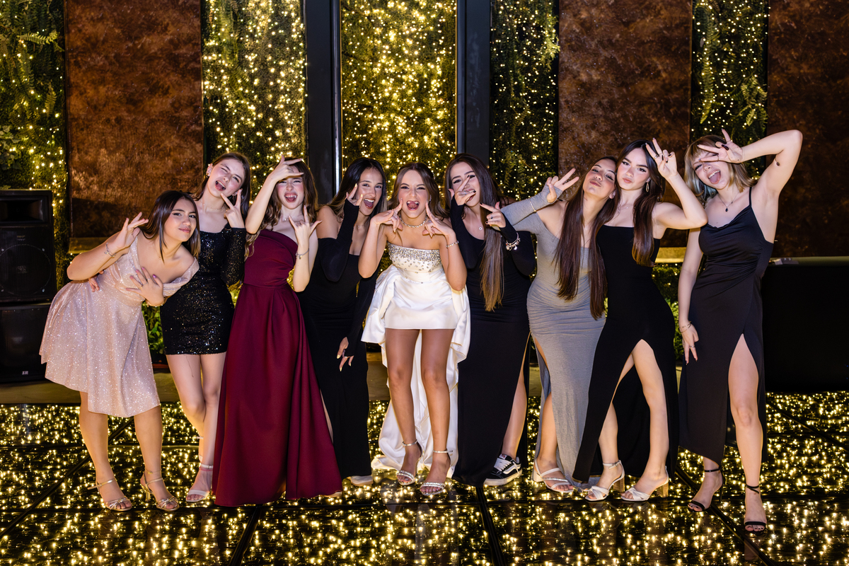 15anos, debutante, festade15anos, xvanos, decoracaode15anos, festaglam, decoracaomoderna, neonparty, festasofisticada, fotografiadeeventos, eventos15anos, decoracaodebutante, partydecor, cenário, brilho, requinte, estilo, decoração, vestido, balada, cenár