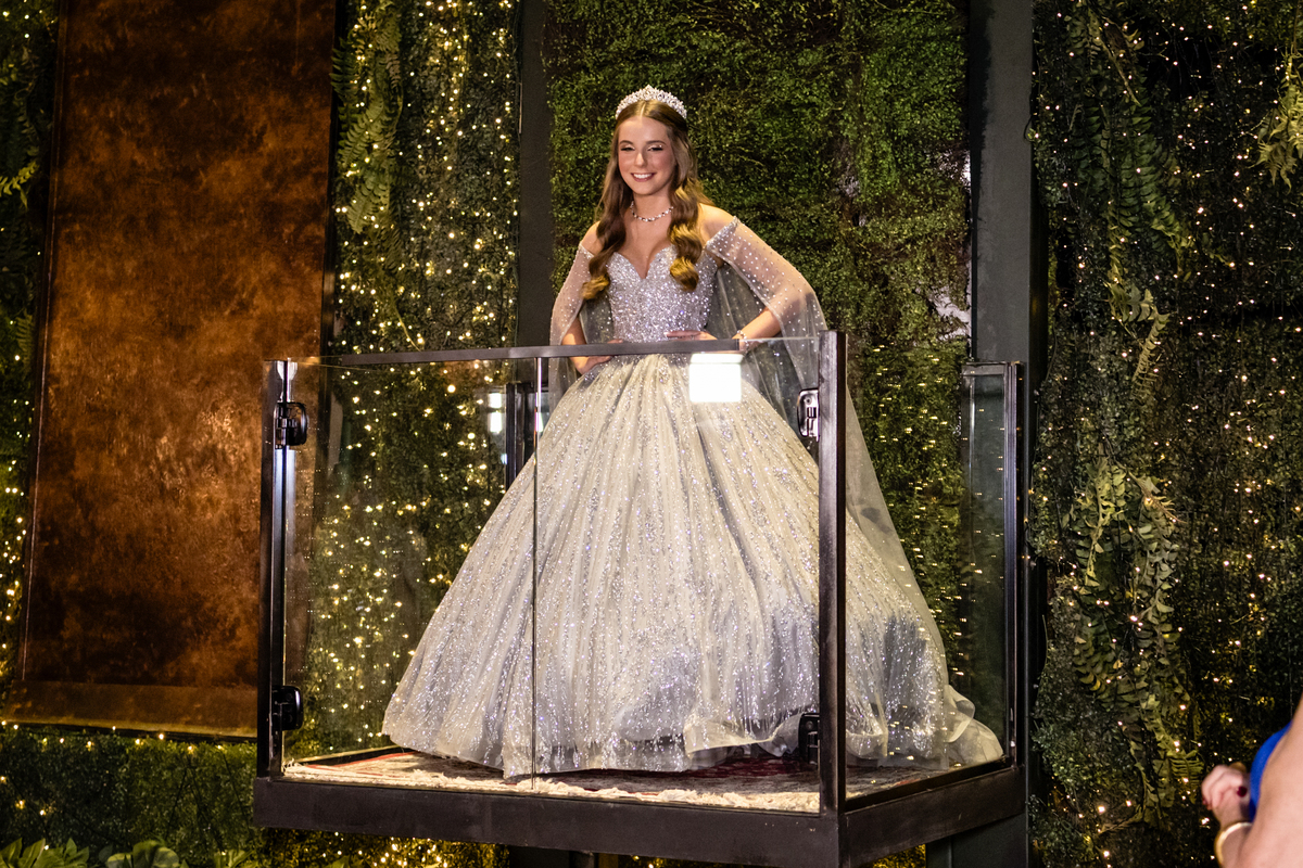 15anos, debutante, festade15anos, xvanos, decoracaode15anos, festaglam, decoracaomoderna, neonparty, festasofisticada, fotografiadeeventos, eventos15anos, decoracaodebutante, partydecor, cenário, brilho, requinte, estilo, decoração, vestido, balada, cenár