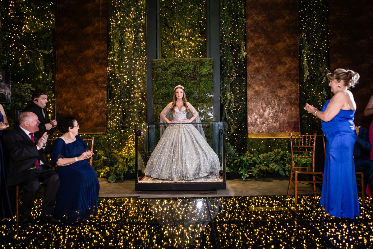 15anos, debutante, festade15anos, xvanos, decoracaode15anos, festaglam, decoracaomoderna, neonparty, festasofisticada, fotografiadeeventos, eventos15anos, decoracaodebutante, partydecor, cenário, brilho, requinte, estilo, decoração, vestido, balada, cenár