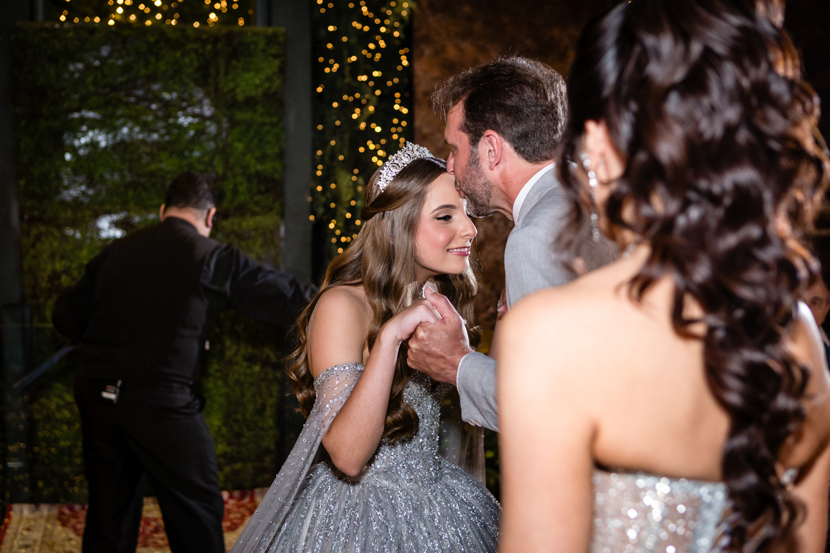 15anos, debutante, festade15anos, xvanos, decoracaode15anos, festaglam, decoracaomoderna, neonparty, festasofisticada, fotografiadeeventos, eventos15anos, decoracaodebutante, partydecor, cenário, brilho, requinte, estilo, decoração, vestido, balada, cenár