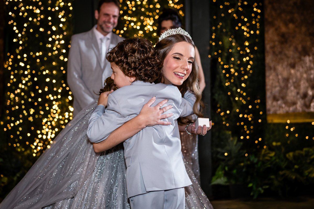 15anos, debutante, festade15anos, xvanos, decoracaode15anos, festaglam, decoracaomoderna, neonparty, festasofisticada, fotografiadeeventos, eventos15anos, decoracaodebutante, partydecor, cenário, brilho, requinte, estilo, decoração, vestido, balada, cenár