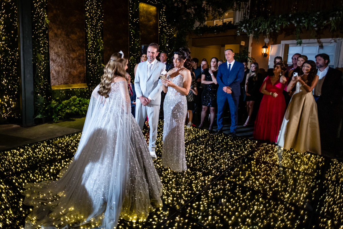 15anos, debutante, festade15anos, xvanos, decoracaode15anos, festaglam, decoracaomoderna, neonparty, festasofisticada, fotografiadeeventos, eventos15anos, decoracaodebutante, partydecor, cenário, brilho, requinte, estilo, decoração, vestido, balada, cenár