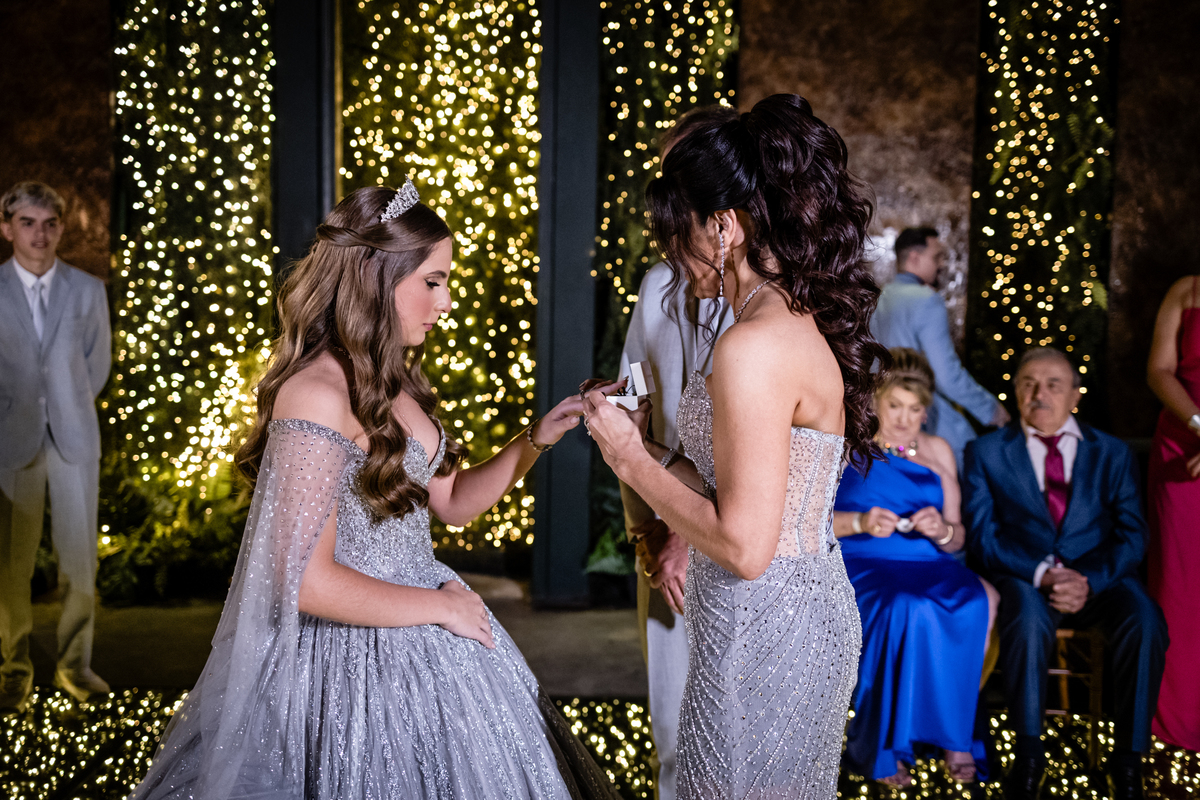 15anos, debutante, festade15anos, xvanos, decoracaode15anos, festaglam, decoracaomoderna, neonparty, festasofisticada, fotografiadeeventos, eventos15anos, decoracaodebutante, partydecor, cenário, brilho, requinte, estilo, decoração, vestido, balada, cenár