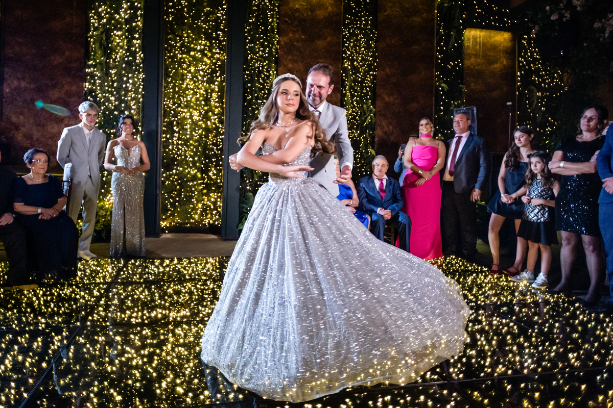 15anos, debutante, festade15anos, xvanos, decoracaode15anos, festaglam, decoracaomoderna, neonparty, festasofisticada, fotografiadeeventos, eventos15anos, decoracaodebutante, partydecor, cenário, brilho, requinte, estilo, decoração, vestido, balada, cenár