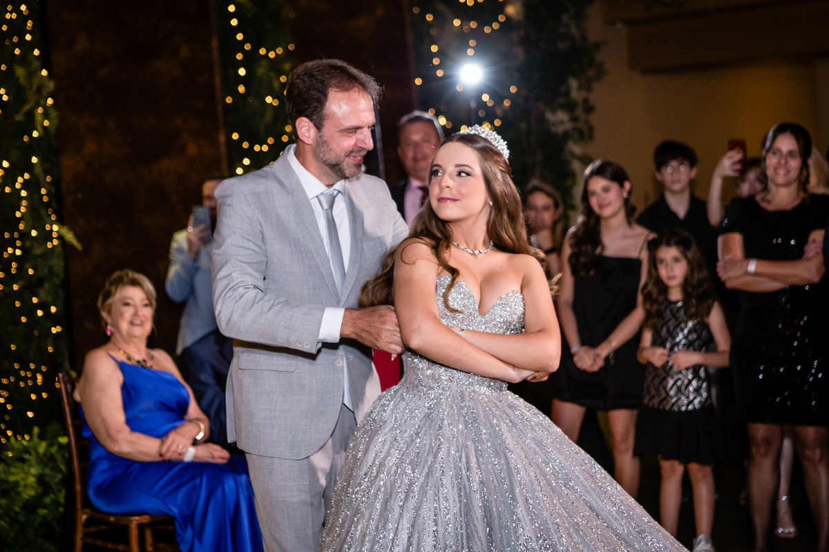 15anos, debutante, festade15anos, xvanos, decoracaode15anos, festaglam, decoracaomoderna, neonparty, festasofisticada, fotografiadeeventos, eventos15anos, decoracaodebutante, partydecor, cenário, brilho, requinte, estilo, decoração, vestido, balada, cenár