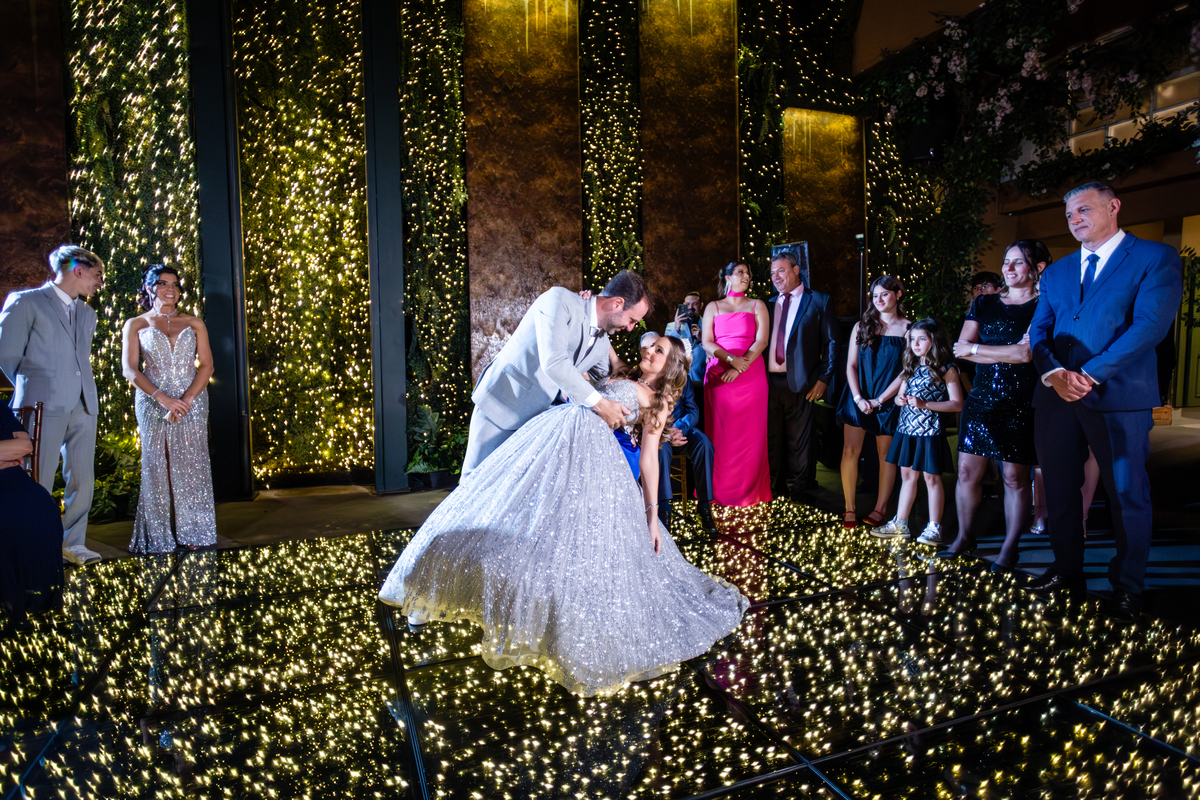 15anos, debutante, festade15anos, xvanos, decoracaode15anos, festaglam, decoracaomoderna, neonparty, festasofisticada, fotografiadeeventos, eventos15anos, decoracaodebutante, partydecor, cenário, brilho, requinte, estilo, decoração, vestido, balada, cenár