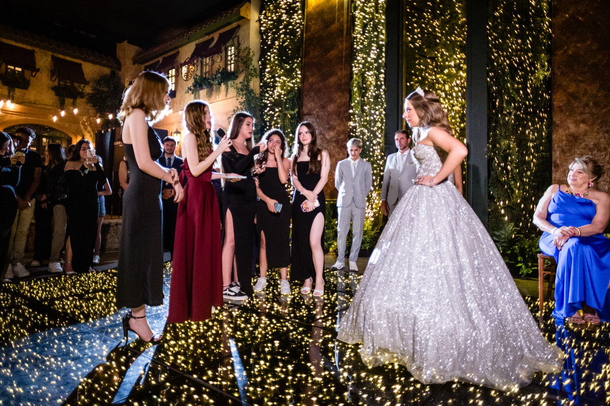 15anos, debutante, festade15anos, xvanos, decoracaode15anos, festaglam, decoracaomoderna, neonparty, festasofisticada, fotografiadeeventos, eventos15anos, decoracaodebutante, partydecor, cenário, brilho, requinte, estilo, decoração, vestido, balada, cenár