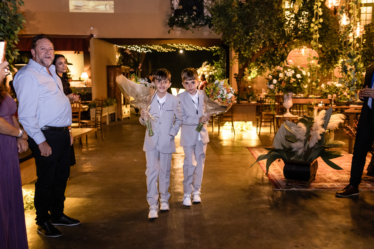 15anos, debutante, festade15anos, xvanos, decoracaode15anos, festaglam, decoracaomoderna, neonparty, festasofisticada, fotografiadeeventos, eventos15anos, decoracaodebutante, partydecor, cenário, brilho, requinte, estilo, decoração, vestido, balada, cenár