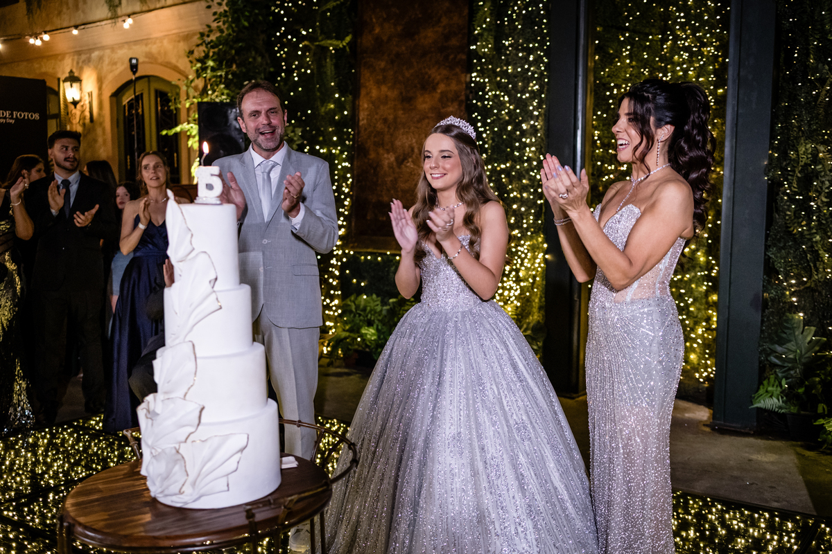 15anos, debutante, festade15anos, xvanos, decoracaode15anos, festaglam, decoracaomoderna, neonparty, festasofisticada, fotografiadeeventos, eventos15anos, decoracaodebutante, partydecor, cenário, brilho, requinte, estilo, decoração, vestido, balada, cenár