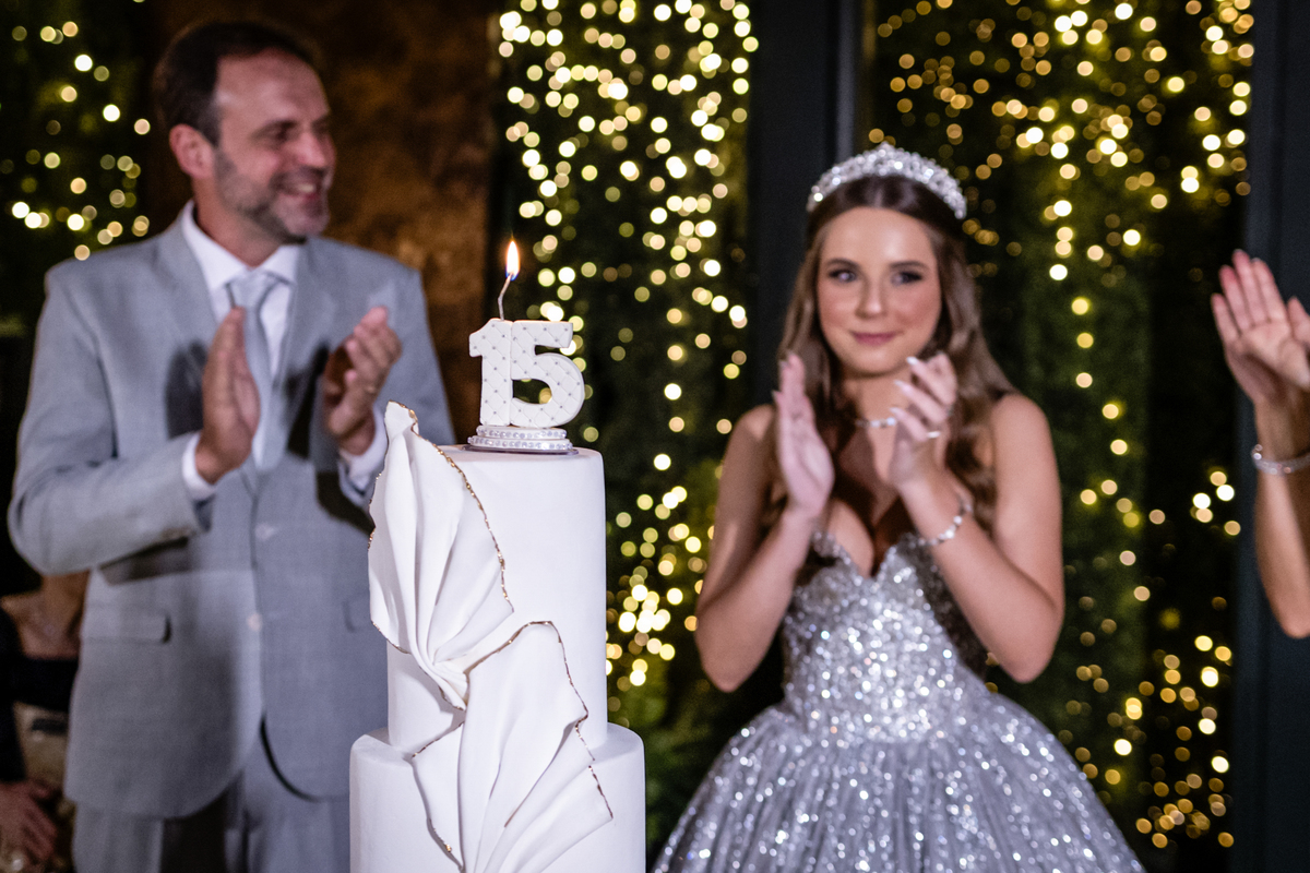 15anos, debutante, festade15anos, xvanos, decoracaode15anos, festaglam, decoracaomoderna, neonparty, festasofisticada, fotografiadeeventos, eventos15anos, decoracaodebutante, partydecor, cenário, brilho, requinte, estilo, decoração, vestido, balada, cenár