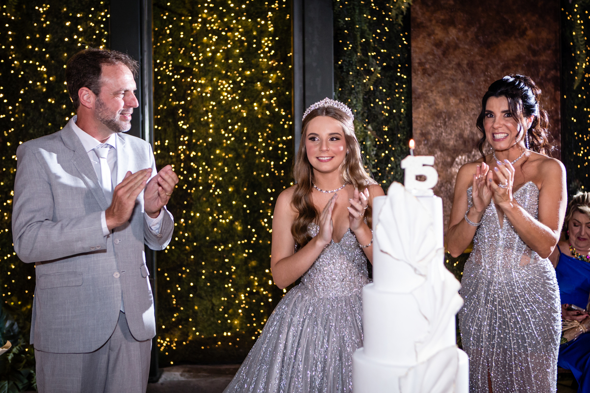 15anos, debutante, festade15anos, xvanos, decoracaode15anos, festaglam, decoracaomoderna, neonparty, festasofisticada, fotografiadeeventos, eventos15anos, decoracaodebutante, partydecor, cenário, brilho, requinte, estilo, decoração, vestido, balada, cenár