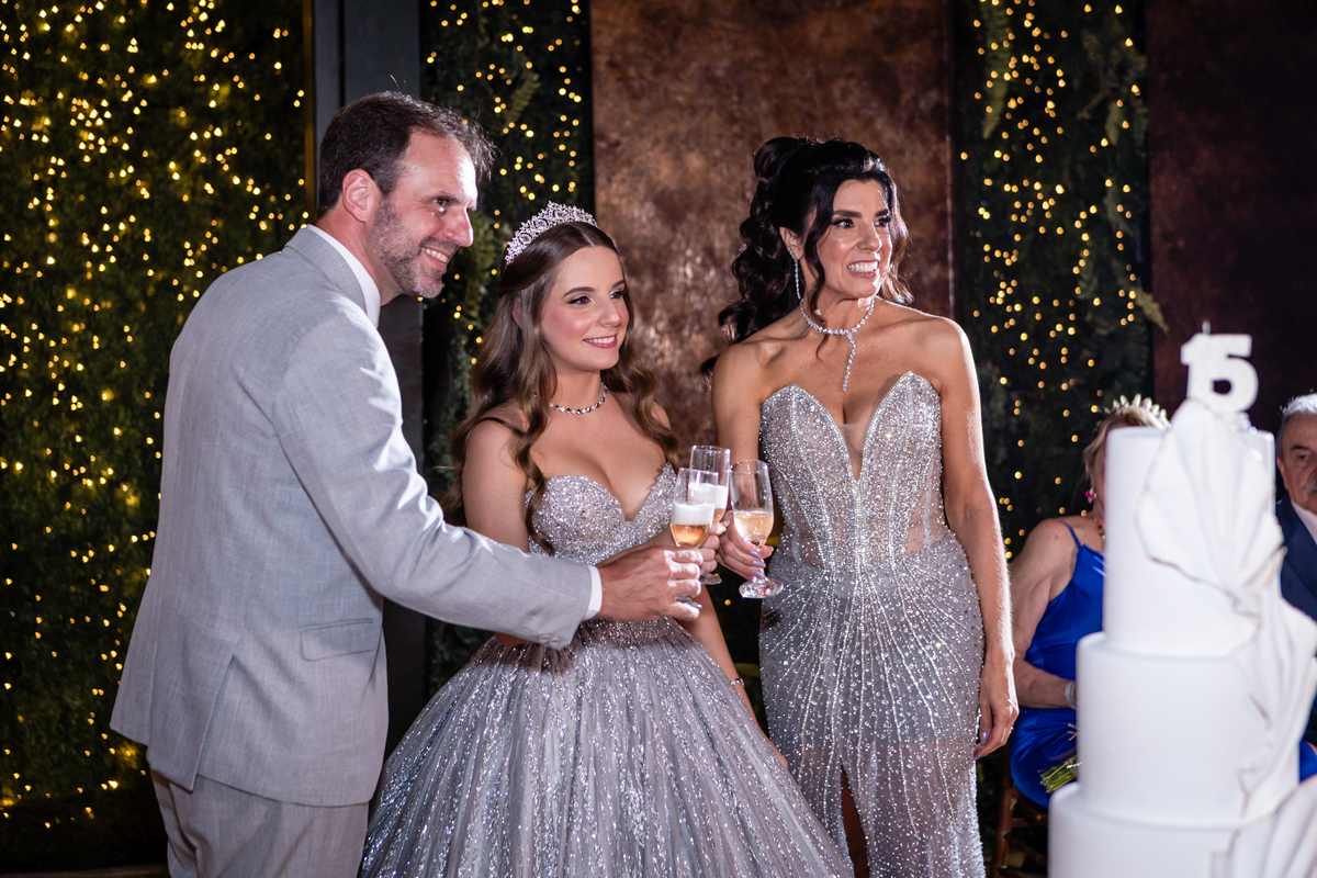 15anos, debutante, festade15anos, xvanos, decoracaode15anos, festaglam, decoracaomoderna, neonparty, festasofisticada, fotografiadeeventos, eventos15anos, decoracaodebutante, partydecor, cenário, brilho, requinte, estilo, decoração, vestido, balada, cenár