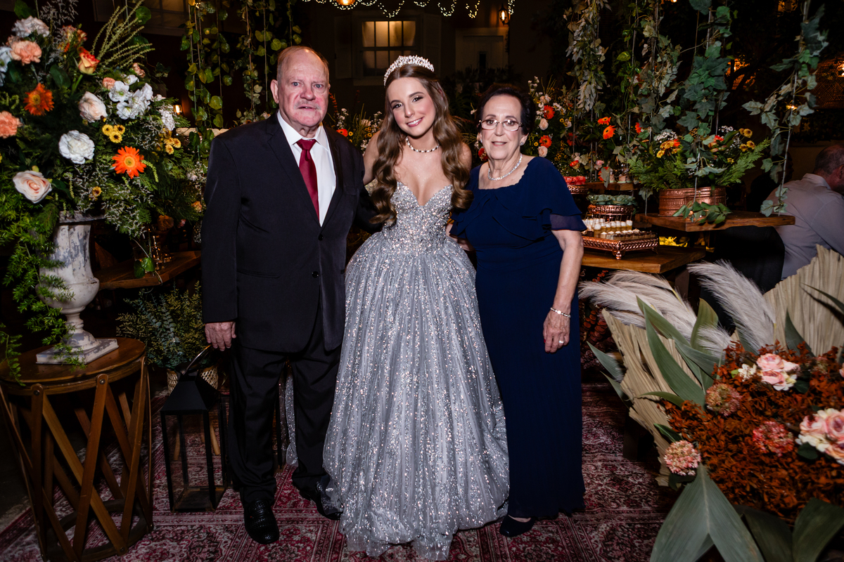 15anos, debutante, festade15anos, xvanos, decoracaode15anos, festaglam, decoracaomoderna, neonparty, festasofisticada, fotografiadeeventos, eventos15anos, decoracaodebutante, partydecor, cenário, brilho, requinte, estilo, decoração, vestido, balada, cenár