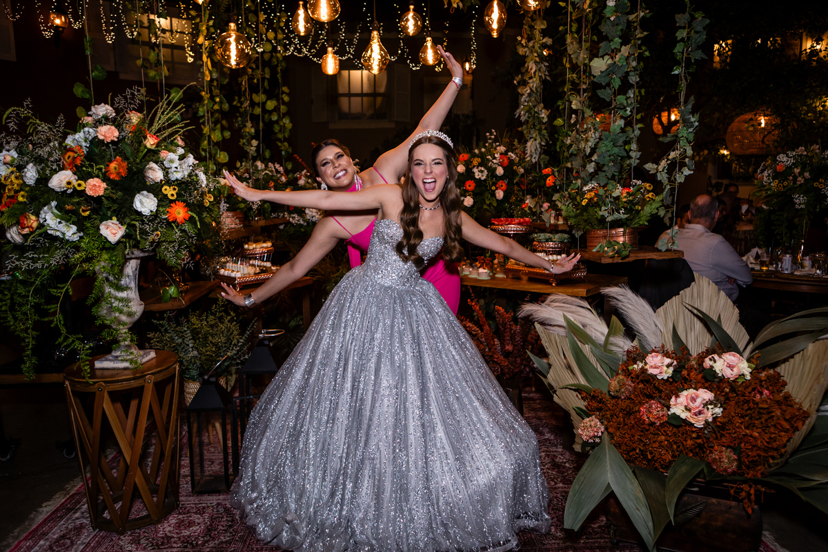 15anos, debutante, festade15anos, xvanos, decoracaode15anos, festaglam, decoracaomoderna, neonparty, festasofisticada, fotografiadeeventos, eventos15anos, decoracaodebutante, partydecor, cenário, brilho, requinte, estilo, decoração, vestido, balada, cenár