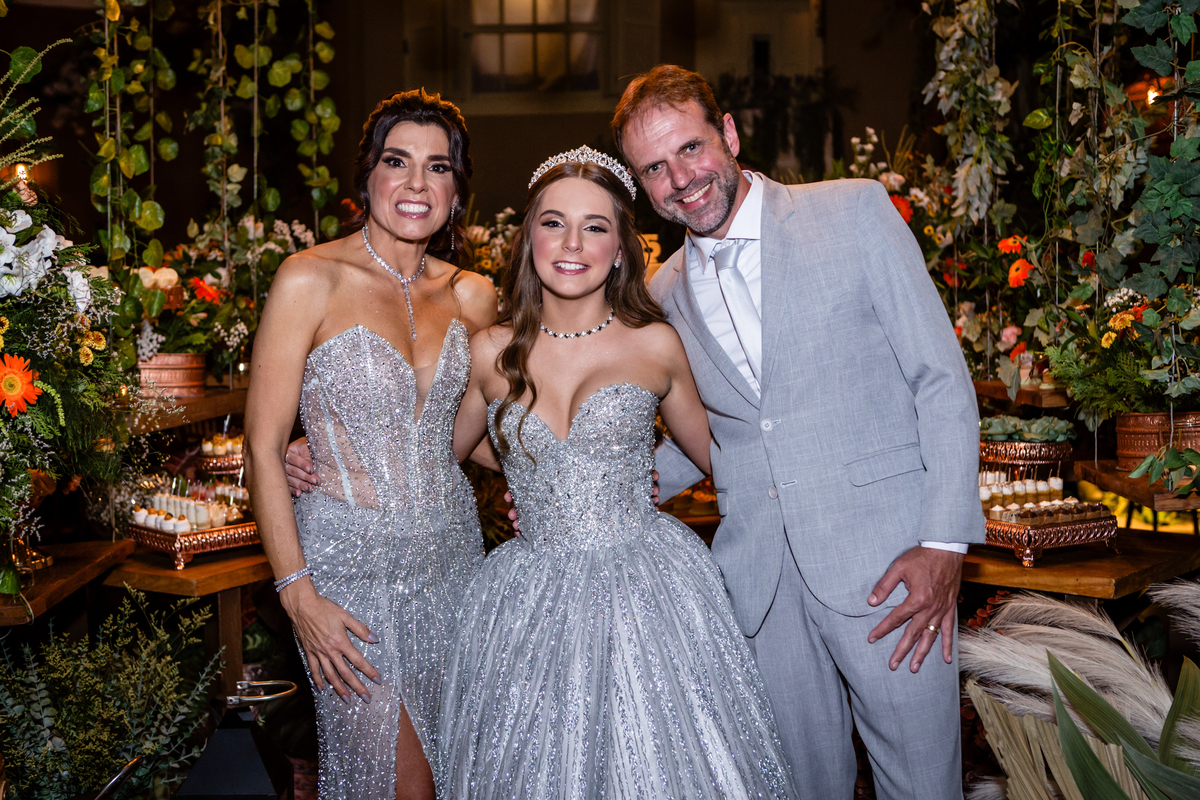 15anos, debutante, festade15anos, xvanos, decoracaode15anos, festaglam, decoracaomoderna, neonparty, festasofisticada, fotografiadeeventos, eventos15anos, decoracaodebutante, partydecor, cenário, brilho, requinte, estilo, decoração, vestido, balada, cenár