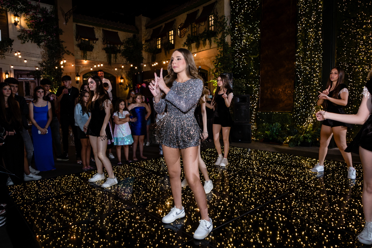 15anos, debutante, festade15anos, xvanos, decoracaode15anos, festaglam, decoracaomoderna, neonparty, festasofisticada, fotografiadeeventos, eventos15anos, decoracaodebutante, partydecor, cenário, brilho, requinte, estilo, decoração, vestido, balada, cenár