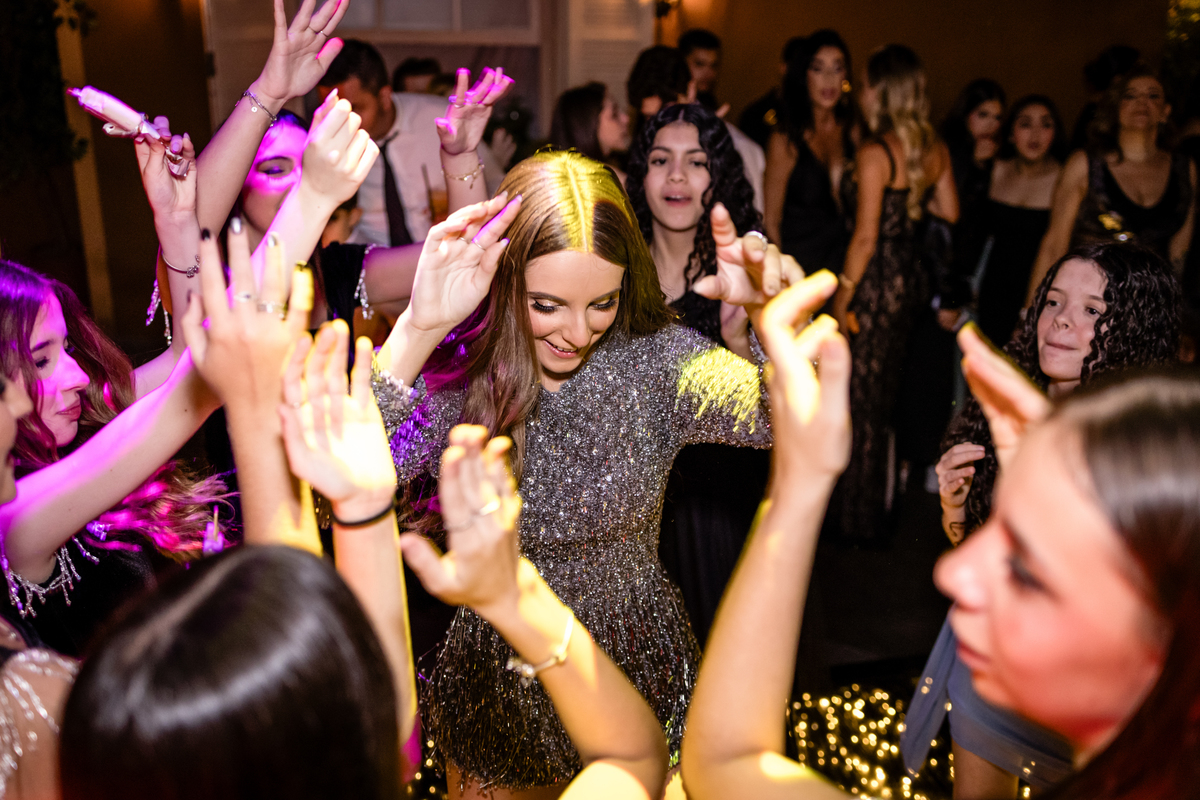 15anos, debutante, festade15anos, xvanos, decoracaode15anos, festaglam, decoracaomoderna, neonparty, festasofisticada, fotografiadeeventos, eventos15anos, decoracaodebutante, partydecor, cenário, brilho, requinte, estilo, decoração, vestido, balada, cenár